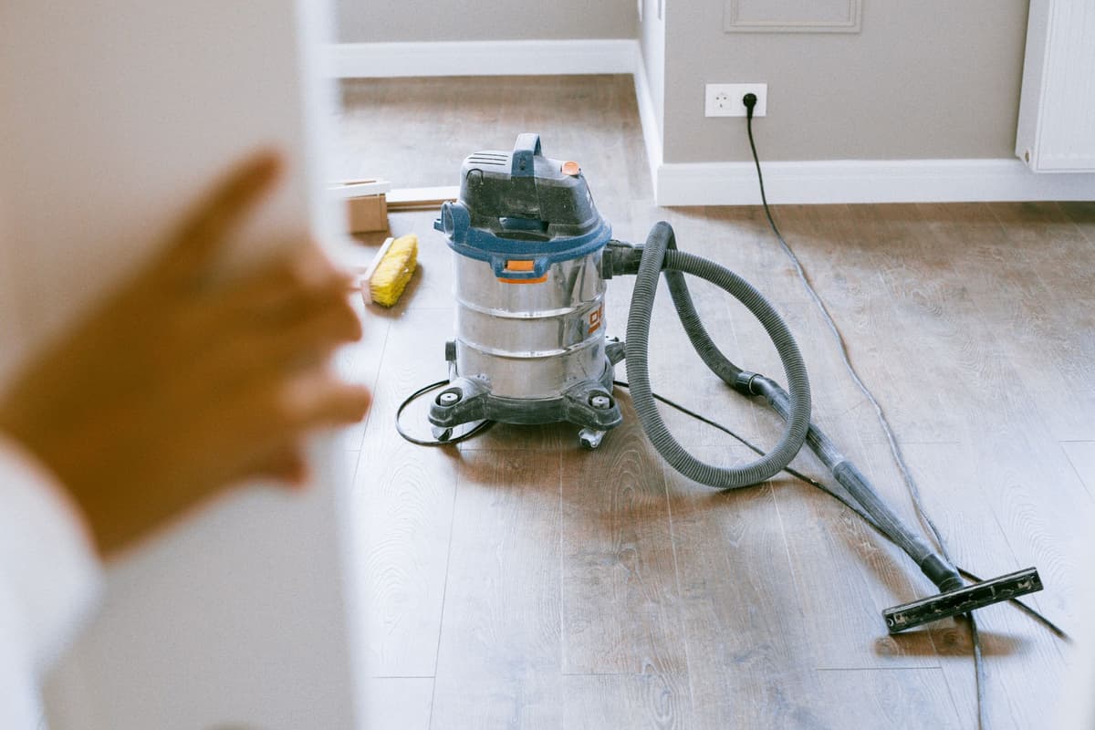 Aspirateur de chantier dans un appartement fraîchement rénové