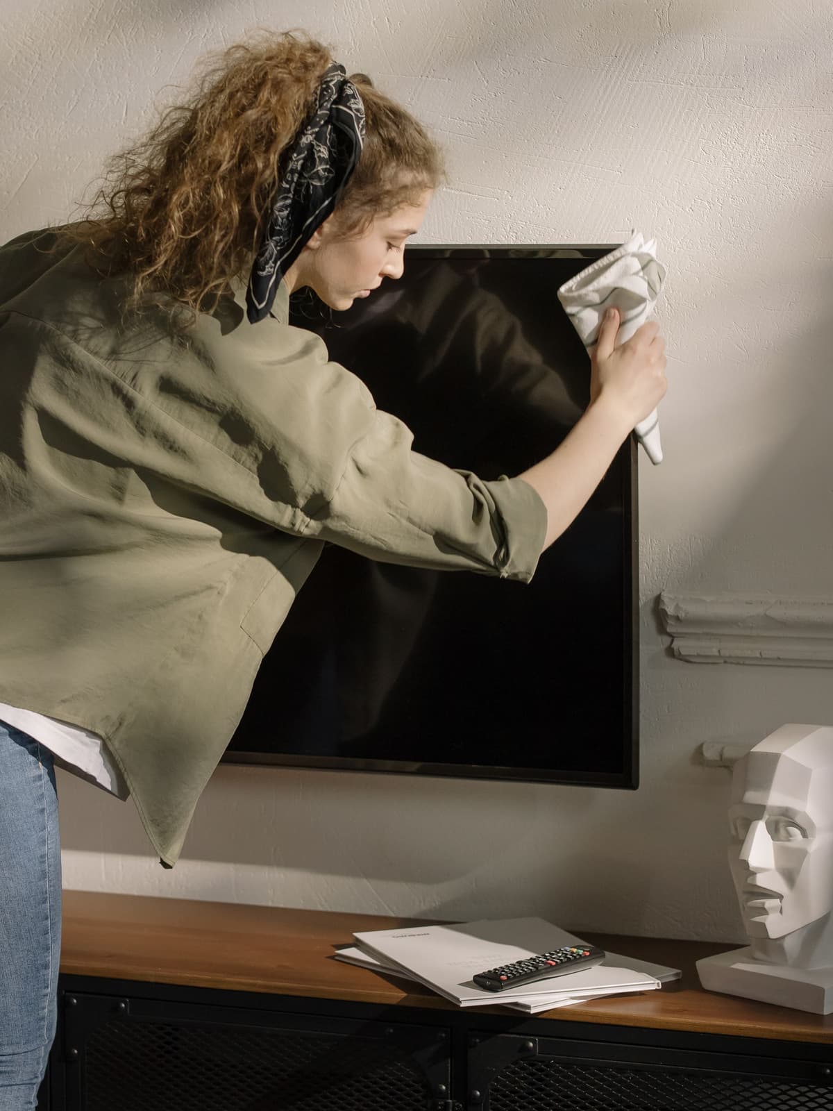 Dépoussiérage d'un meuble de salon dans un appartement nancéien